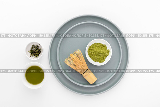 top view matcha powder with bamboo whisk. Стоковое фото, агентство Ingram Publishing / Фотобанк Лори