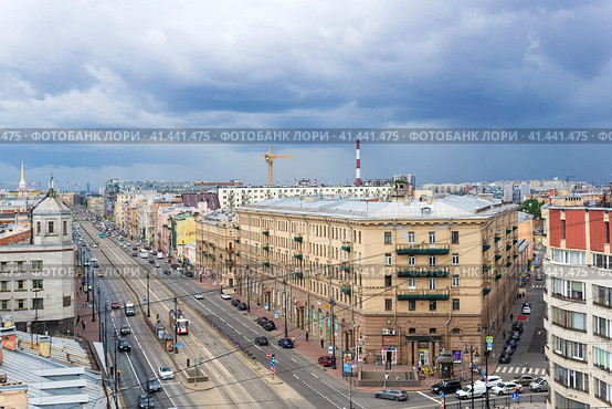 Top view of Ligovsky Prospekt in the historical center of St. Petersburg before the rain (2023 год). Редакционное фото, фотограф Евгений Харитонов / Фотобанк Лори