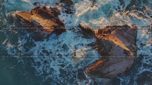 Top view of waves and rocks in sea. Стоковое видео, видеограф Михаил Коханчиков / Фотобанк Лори