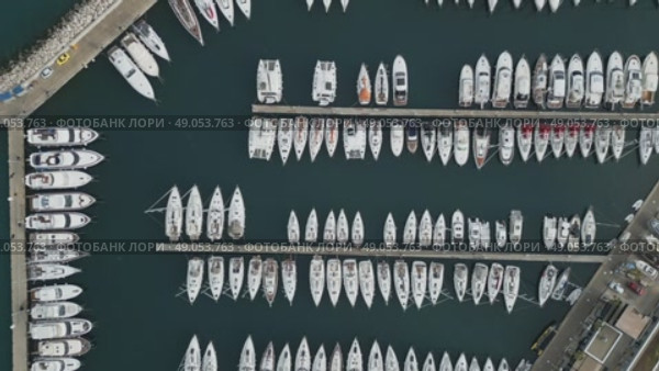 Top view on yacht boats in marina. Стоковое видео, видеограф Михаил Коханчиков / Фотобанк Лори