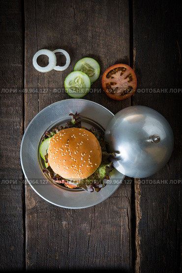 Top view Rustic homemade hamburger. Стоковое фото, агентство Ingram Publishing / Фотобанк Лори