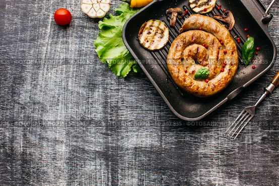 top view spiral grilled sausage with vegetable pan. Стоковое фото, агентство Ingram Publishing / Фотобанк Лори