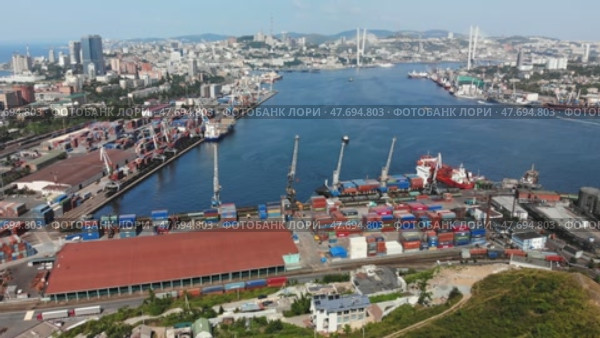 Top view. Vladivostok Commercial Sea Port. Industrial port with containers in Vladivostok. Стоковое видео, видеограф Mikhail Davidovich / Фотобанк Лори