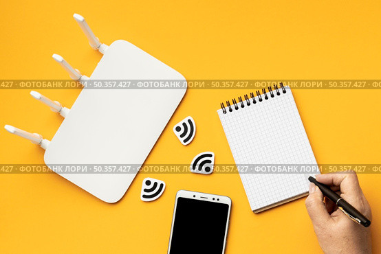top view wi fi router with smartphone notebook. Стоковое фото, агентство Ingram Publishing / Фотобанк Лори