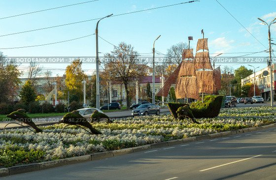 Топиарная фигура "Фрегат". Город Орёл (2022 год). Редакционное фото, фотограф Владимир Макеев / Фотобанк Лори