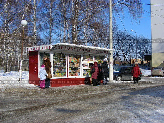 Торговая палатка "Свежий хлеб". Молодежная улица. Микрорайон Заря. Балашиха. Московская область (2012 год). Редакционное фото, фотограф lana1501 / Фотобанк Лори