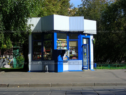 Торговая палатка. Улица Погонный проезд. Район Богородское. Город Москва (2012 год). Редакционное фото, фотограф lana1501 / Фотобанк Лори