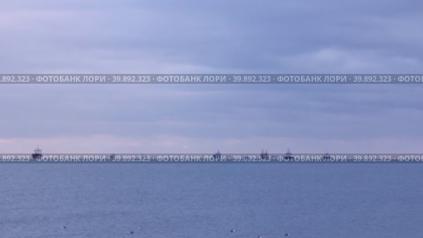 Торговые корабли на морском горизонте под облачным небом. Стоковое видео, видеограф Цыбин Вадим / Фотобанк Лори