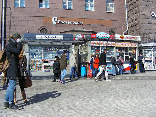 Торговый киоск "Табак". Фастфудная сеть "Стардог!s". Город Москва (2013 год). Редакционное фото, фотограф lana1501 / Фотобанк Лори