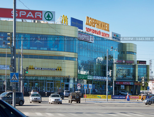 Торговый центр "Дзержинец" в городе Дзержинске (2012 год). Редакционное фото, фотограф Александр Романов / Фотобанк Лори