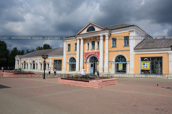 Торговый центр "Гостиный двор". Шуя. Улица Малахия Белова (2012 год). Редакционное фото, фотограф Василий Пешненко / Фотобанк Лори