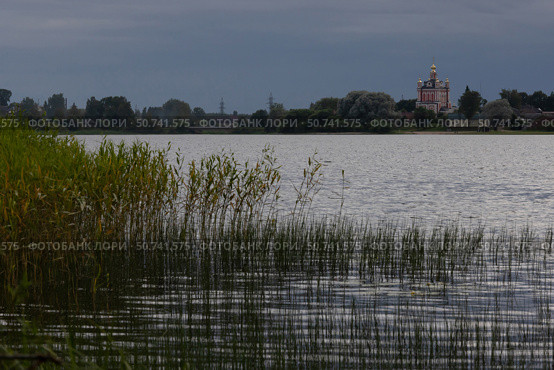 Торопец. Вид на озеро Соломенное и Корсунско-Богородицкий собор. Стоковое фото, фотограф Дмитрий Киселёв / Фотобанк Лори