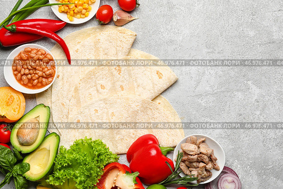 Тортильи и свежие ингредиенты для приготовления вкусного буррито на светлом фоне. Стоковое фото, фотограф Pixel_shot / Фотобанк Лори