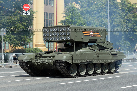 ТОС-1А "Солнцепек" - тяжелая реактивная огнеметная система залпового огня на Моховой улице во время парада, посвящённого 75-летию Победы в Великой Отечественной войне (2020 год). Редакционное фото, фотограф Free Wind / Фотобанк Лори