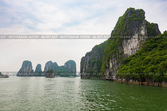 Tour boats in Ha Long Bay, Vietnam (2016 год). Стоковое фото, фотограф Александр Подшивалов / Фотобанк Лори