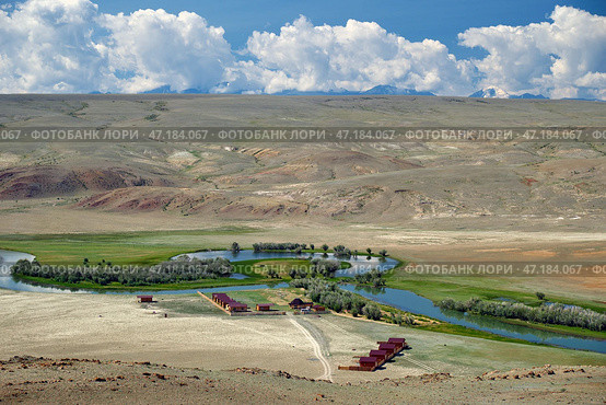 Tourist camping on the bank of river Chuya in the Kosh-Agach Valley in Altai. Стоковое фото, фотограф Сергей Пристяжнюк (Serg Zastavkin) / Фотобанк Лори