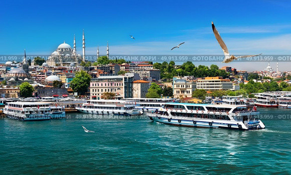 Touristic boats in Golden Horn bay of Istanbul and view on Suleymaniye mosque, Turkey. Стоковое фото, агентство Ingram Publishing / Фотобанк Лори