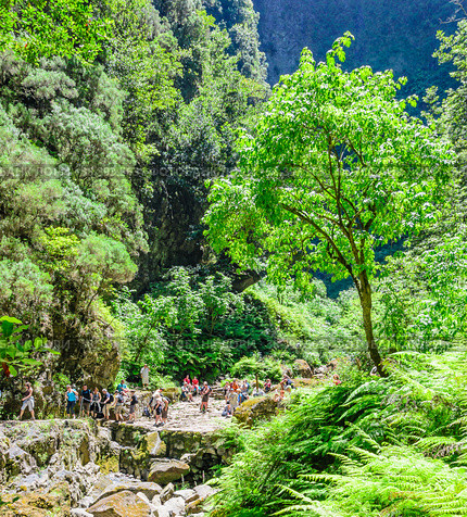 Tourists at the Caldeirao Verde waterfall (2012 год). Редакционное фото, фотограф Михаил Аккуратoв / Фотобанк Лори