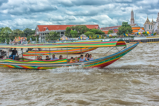 Tourists boats on Chao Phraya river, , Thailand. Bangkok City is nicknamed Asian Venice. (2018 год). Редакционное фото, фотограф Анна Кривицкая / Фотобанк Лори