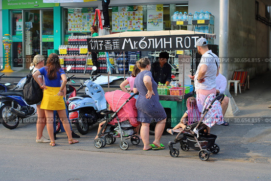 Tourists choose food from a street vendor pancakes in Thailand (2019 год). Редакционное фото, фотограф Григорий Писоцкий / Фотобанк Лори