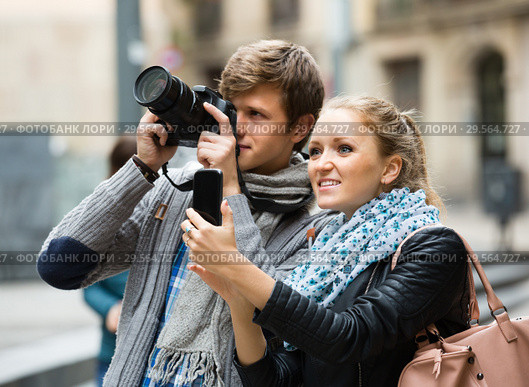 Tourists making photo at streets. Стоковое фото, фотограф Яков Филимонов / Фотобанк Лори