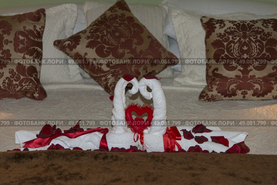 Towels shaped like swans in a hotel suite, Zona Centro, San Miguel de Allende, Guanajuato, Mexico. Стоковое фото, агентство Ingram Publishing / Фотобанк Лори