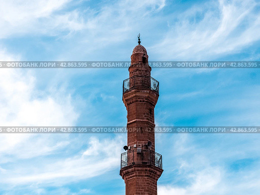 Tower of Bahr Mosque or Sea Mosque on blue sky background. Old city of Jaffa, Israel. (2017 год). Стоковое фото, фотограф VittoriaChe / Фотобанк Лори