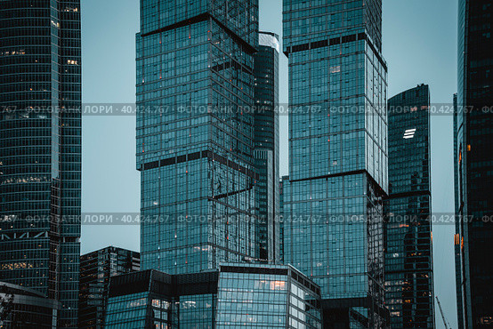 Towers of the business international center on Krasnopresnenskaya Embankment in the rays of the rising sun (2023 год). Редакционное фото, фотограф Ярославский Максим / Фотобанк Лори
