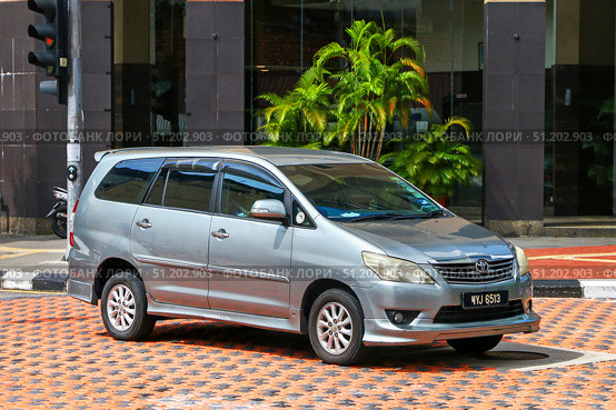 Toyota Innova. Редакционное фото, фотограф Art Konovalov / Фотобанк Лори