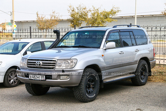 Toyota Land Cruiser 100 (2022 год). Редакционное фото, фотограф Art Konovalov / Фотобанк Лори
