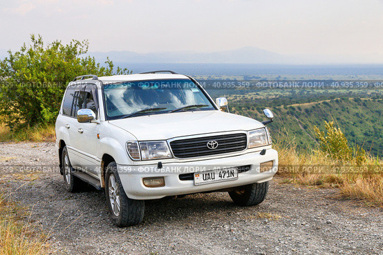 Toyota Land Cruiser 100 (2023 год). Редакционное фото, фотограф Art Konovalov / Фотобанк Лори