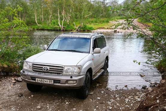 Toyota Land Cruiser J100 (2020 год). Редакционное фото, фотограф Art Konovalov / Фотобанк Лори