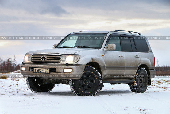 Toyota Land Cruiser J100 (2020 год). Редакционное фото, фотограф Art Konovalov / Фотобанк Лори