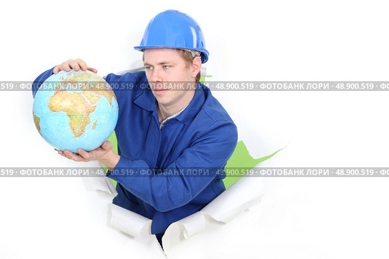 Tradesman holding a globe. Стоковое фото, агентство Ingram Publishing / Фотобанк Лори