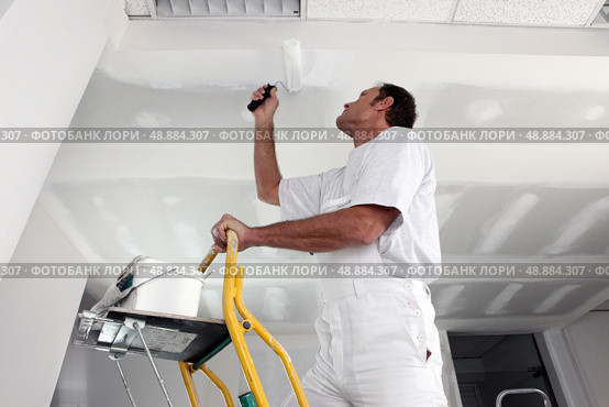 Tradesman painting a ceiling. Стоковое фото, агентство Ingram Publishing / Фотобанк Лори