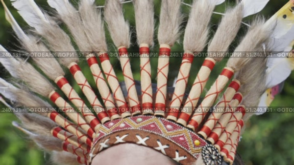 Traditional feathered headdress celebrating native american culture during a latin american festival. Стоковое видео, видеограф Mikhail Davidovich / Фотобанк Лори