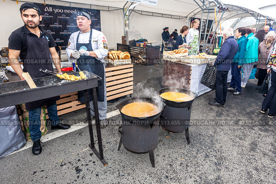 Traditional food cooking in a large cauldrons outdoors (2019 год). Редакционное фото, фотограф FotograFF / Фотобанк Лори