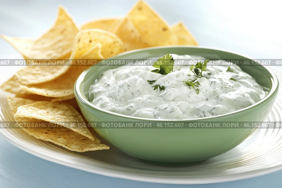 Traditional Greek Tzatziki dip sauce made with cucumber sour cream. Yogurt sauce with dill, lemon juice, olive oil. Served with toasted Za'atar Pita bread. Top view. Tarator, cacik or tartar. Стоковое AI-изображение, AI-художник Марина Демидюк / Фотобанк Лори