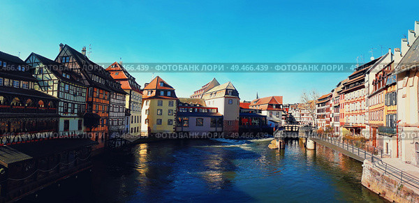 Traditional half-timbered houses on picturesque canals in La Petite France, the medieval fairytale town of Strasbourg, UNESCO World Heritage Site, Alsace, France. Стоковое фото, агентство Ingram Publishing / Фотобанк Лори