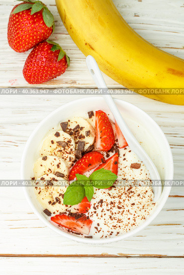 Traditional healthy Breakfast. Natural yogurt with strawberries, banana and chocolate. Selective focus. Стоковое фото, фотограф Виктория Панченко / Фотобанк Лори