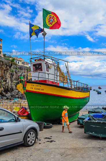Traditional Madeira Fishing Boat (2012 год). Редакционное фото, фотограф Михаил Аккуратoв / Фотобанк Лори
