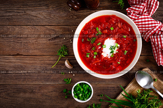 Traditional ukrainian borscht, vegetable soup with tomato, beet, carrot, potato, pepper, cabbage and fresh greens, beetroot soup. Healthy vegetarian food. Стоковое фото, агентство Ingram Publishing / Фотобанк Лори