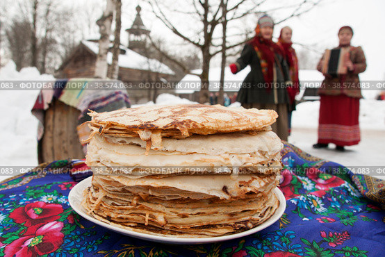 Традиционные развлечения с блинами на масленичных гуляниях. Russia. Saint-Petersburg. Pancakes for the Mardi Gras celebration. Traditional entertainment with pancakes at Shrovetide festivities. (2015 год). Редакционное фото, фотограф Алексей Смышляев / Фотобанк Лори