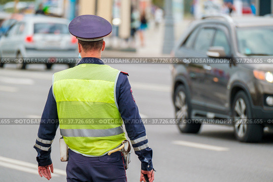 Traffic officer standing near road. Стоковое фото, фотограф Антон Гвоздиков / Фотобанк Лори