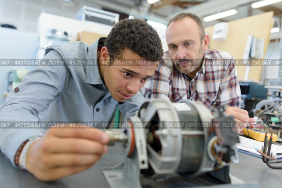 trainee engineer setting up a rotor. Стоковое фото, агентство Ingram Publishing / Фотобанк Лори