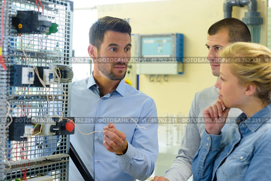 trainers in a microelectronics class. Стоковое фото, агентство Ingram Publishing / Фотобанк Лори