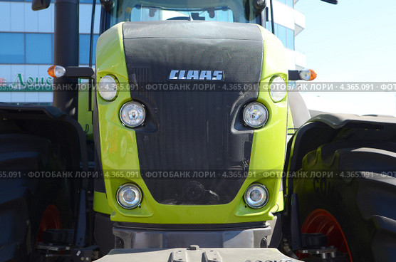 Трактор AXION 930 CLAAS. Агропромышленная выставка «Агротехнологии-2013» в выставочном центре «ВертолЭкспо». Ростов-на-Дону. Редакционное фото, фотограф Олег Пчелов / Фотобанк Лори