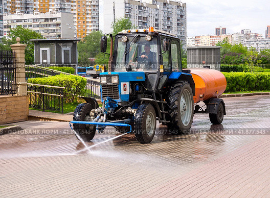 Трактор коммунальной службы моет тротуар, город Москва (2023 год). Редакционное фото, фотограф Вячеслав Палес / Фотобанк Лори