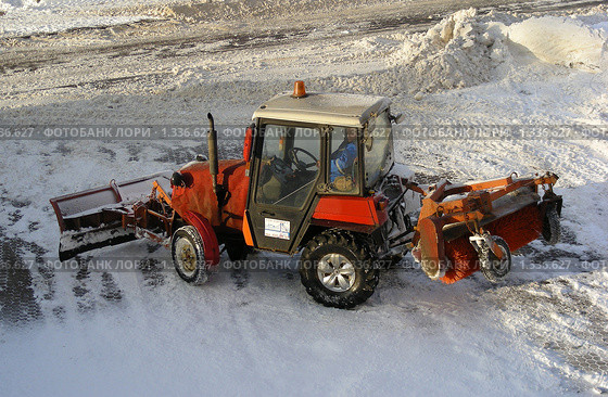 Трактор убирает снег на тротуаре (2010 год). Редакционное фото, фотограф lana1501 / Фотобанк Лори