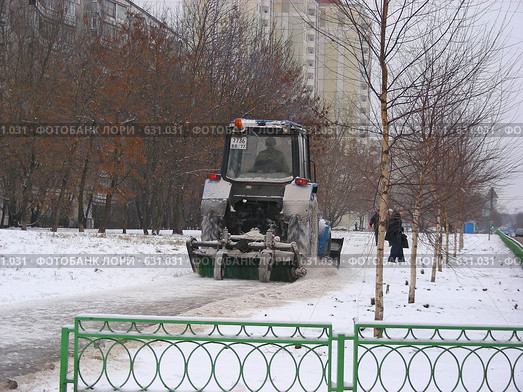 Трактор убирает снег с тротуара, улица Алтайская, район Гольяново, Москва (2008 год). Редакционное фото, фотограф lana1501 / Фотобанк Лори